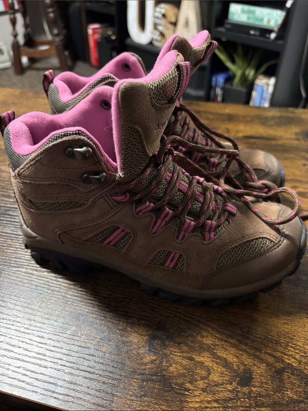 BearPaw Women’s ridgewood suede hiking boots. - Picture 6 of 7